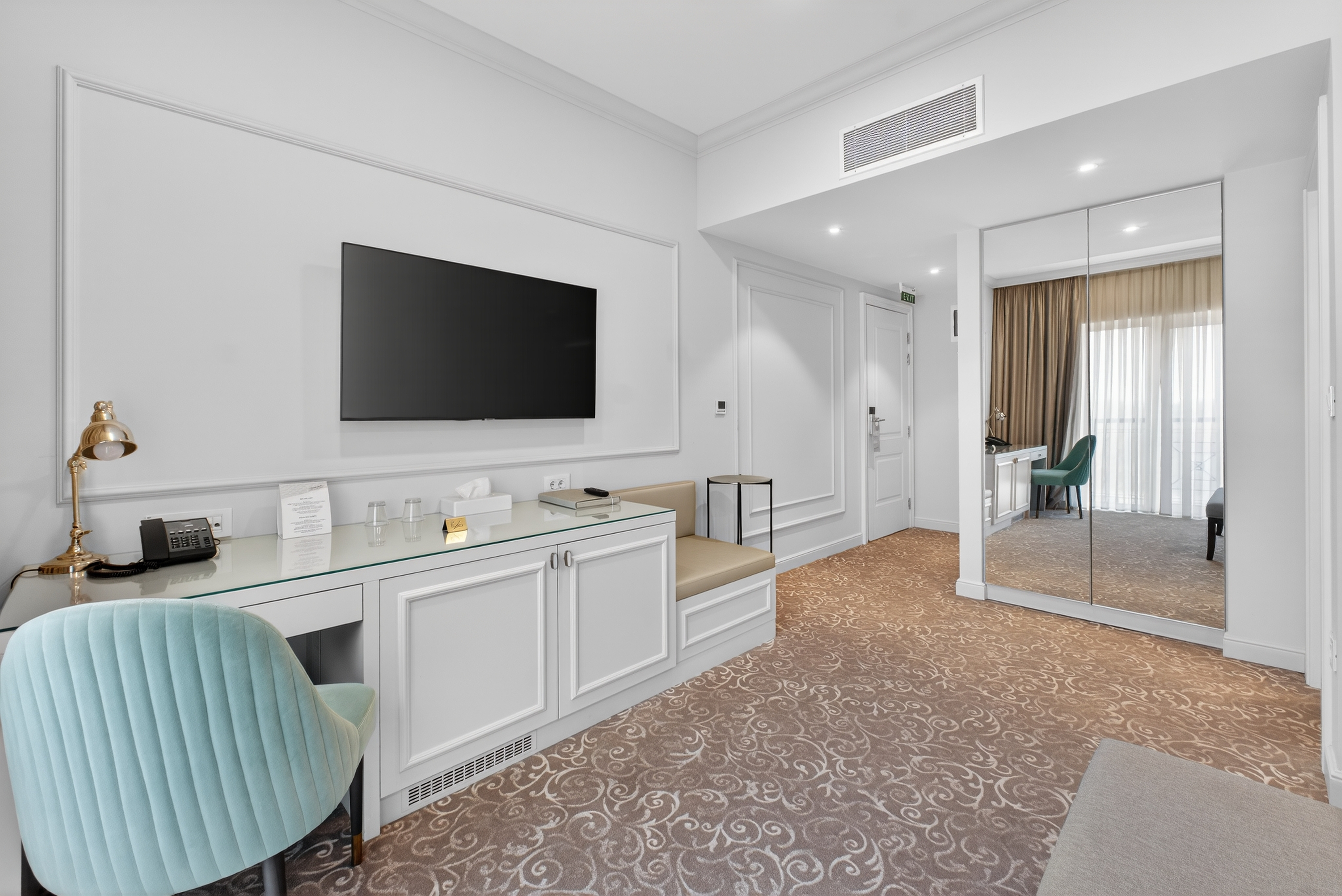 rooms.galleryBedroomLux